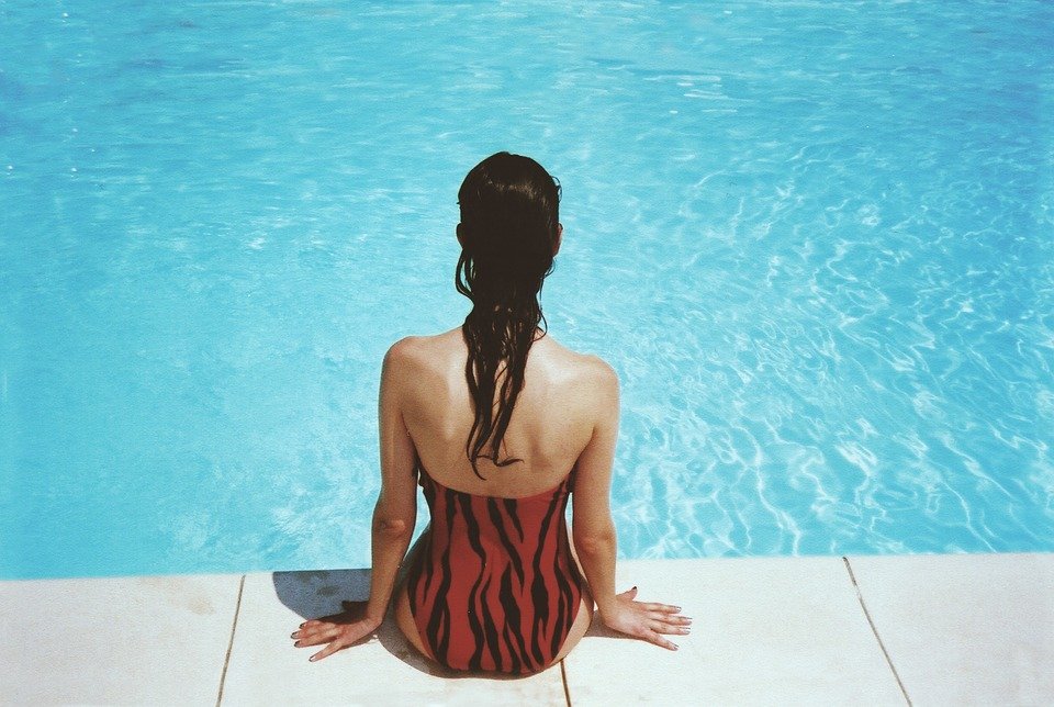 Piscine font plat, fond incliné