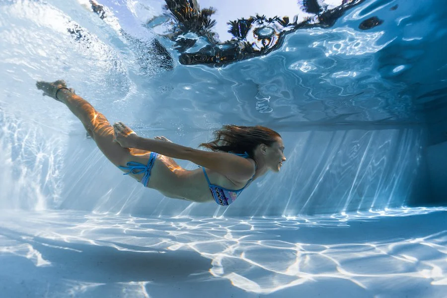 Vue dans l’eau d’une baigneuse en train de nager