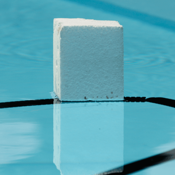 Bloc de mousse polystyrène sur surface réfléchissante